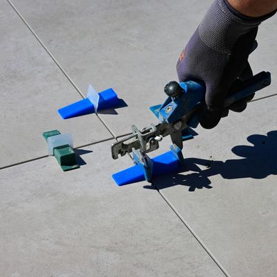 Contrator leveling tiles